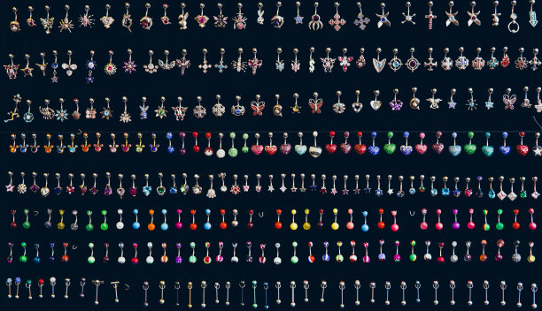 彩色手工耳环在街头市场出售图片下载