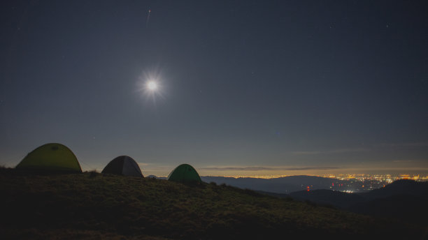 山顶的夜景图片下载