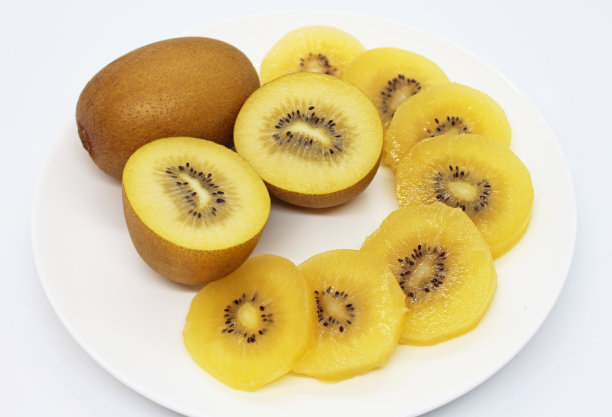 黄猕猴桃在盘子里。图片下载