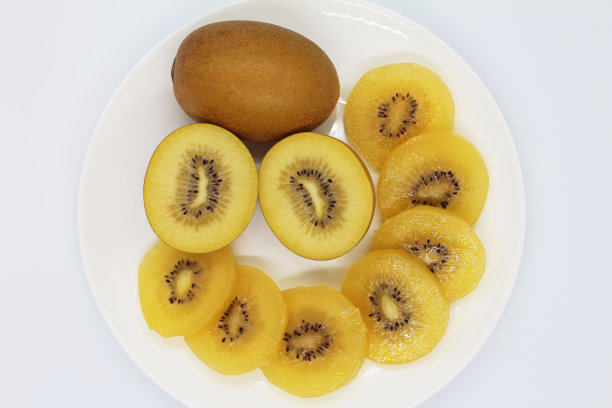 黄猕猴桃在盘子里。图片下载