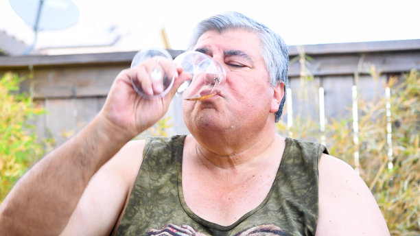 成熟的男人喝一杯葡萄酒(真正的拉丁美洲人)图片下载