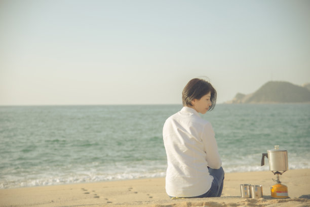 海边的女人图片下载