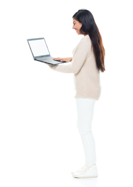 全长/侧视图/侧面视图/一个人20-29岁的成年人美丽的黑发/长头发拉丁美洲和西班牙裔的种族女性/年轻妇女站着穿毛衣/暖和的衣服/凉爽的态度谁是工作图片下载