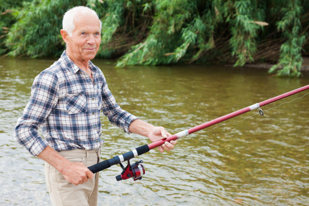 成熟男子垂钓河畔图片下载