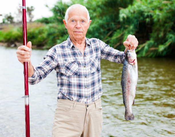 渔夫拿着新鲜的鱼图片下载