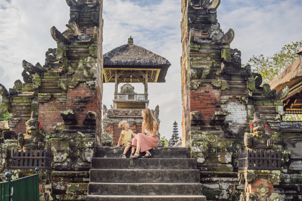 一对母子在勐维传统的巴厘岛印度教寺庙塔曼阿云旅游。与孩子们一起旅行的概念图片下载