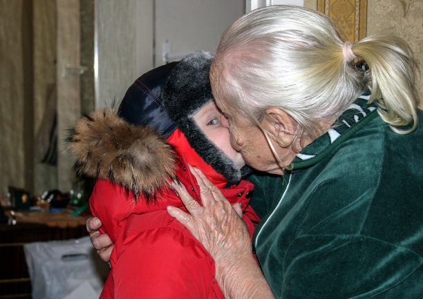 曾祖母和曾孙的相遇。图片下载