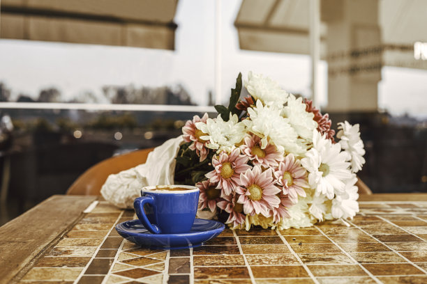 一杯咖啡，一束花。图片下载