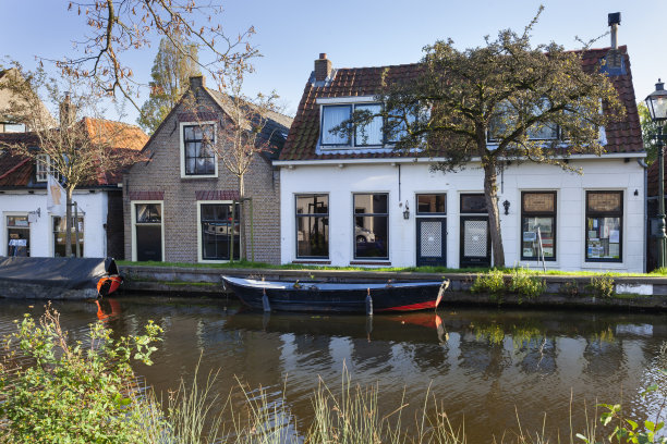 怀旧的码头有旧船和历史悠久的房子图片下载