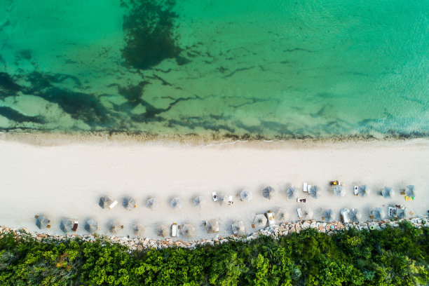 无人机拍摄的美丽的海滩，白色的沙滩和雨伞图片下载