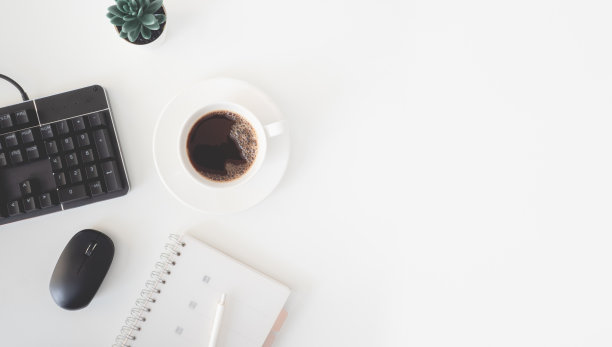 顶视图的办公桌桌子与咖啡杯和笔记本在白色的背景，平面设计师，创意设计师的概念。图片下载