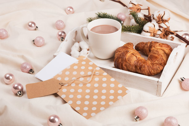 早餐放在木托盘上，配上一杯咖啡或可可图片下载