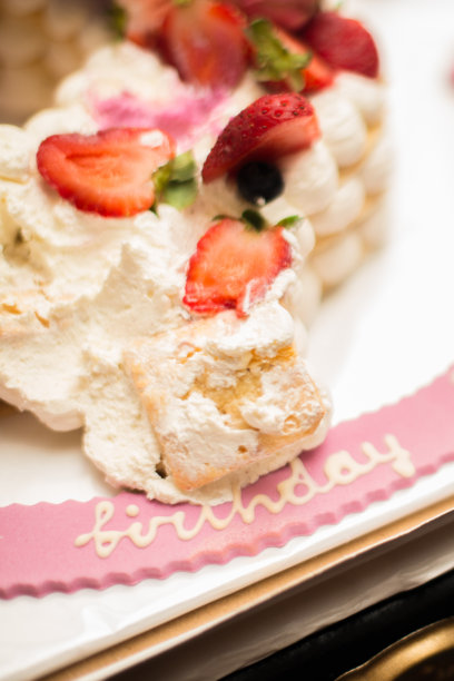 生日快乐!带蜡烛的生日蛋糕。图片下载