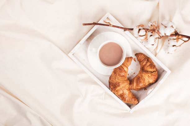 早餐放在木托盘上，配上一杯咖啡或可可图片下载