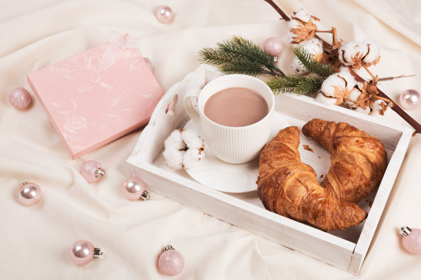 早餐放在木托盘上，配上一杯咖啡或可可图片下载