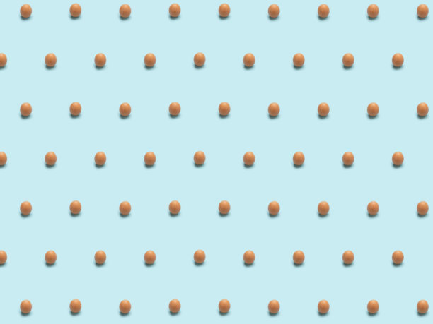 鸡蛋的背景，等角图案拍摄，鸡蛋的浅蓝色背景，包装纸，明信片，墙纸，最小的食物概念设计。图片下载