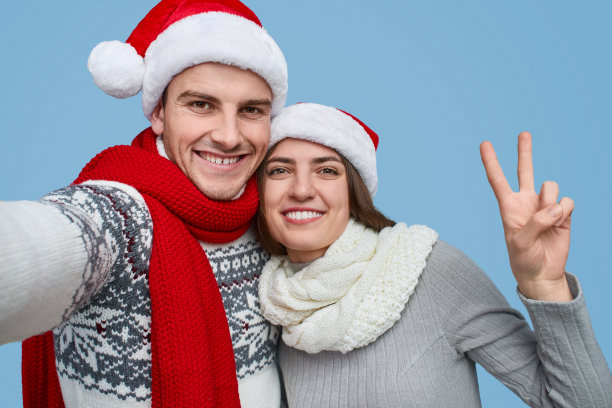 一对年轻情侣在圣诞派对上自拍图片下载