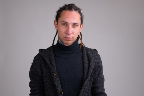 一个留着长发绺的英俊小伙子的肖像图片下载