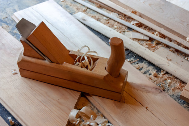 在刨板上的旧木接合和剃须。特写镜头。图片下载