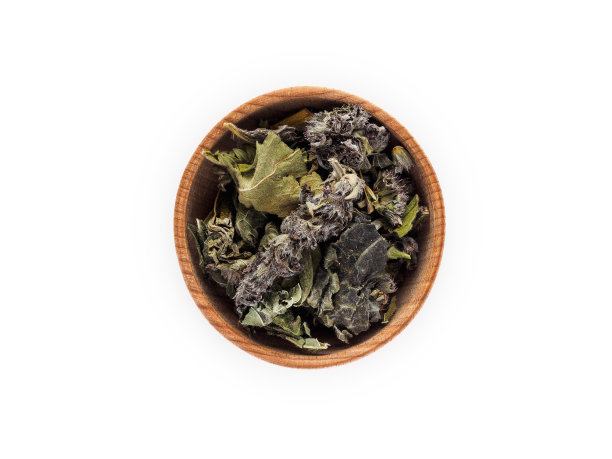 木杯中干燥的水苏木，白色背景图片下载