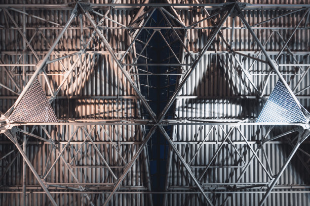 屋顶有横梁和光反射器图片下载