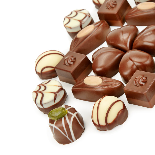 各种巧克力果仁孤立在白色背景。图片下载