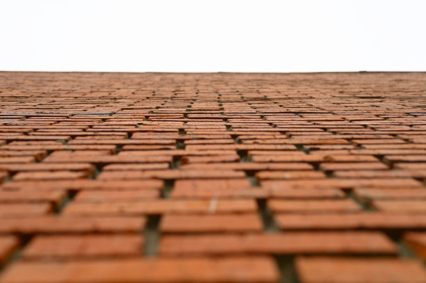 红砖墙和天空，从下面看图片下载