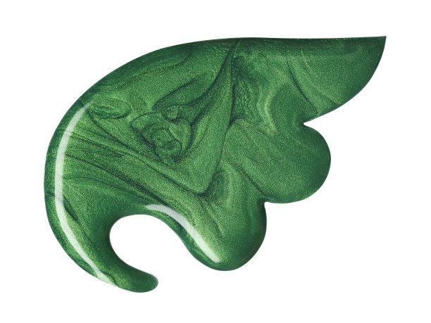 白色指甲油上有绿色指甲油的污点。照片图片下载