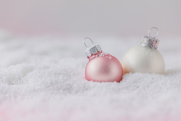 银色和粉色圣诞球雪地背景，色调，选择性焦点图片下载