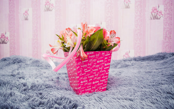 灰色床单上放着粉色的新娘花束图片下载