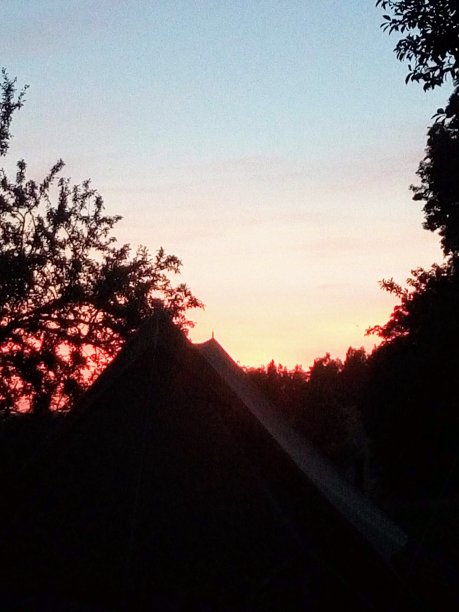 帐篷在阳光下图片下载