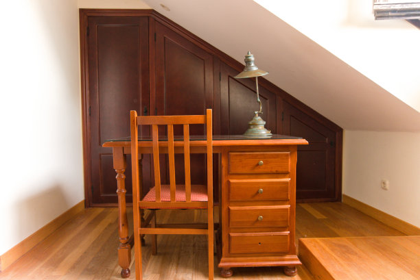 古董榛色办公桌，一把椅子和一盏古董灯图片下载