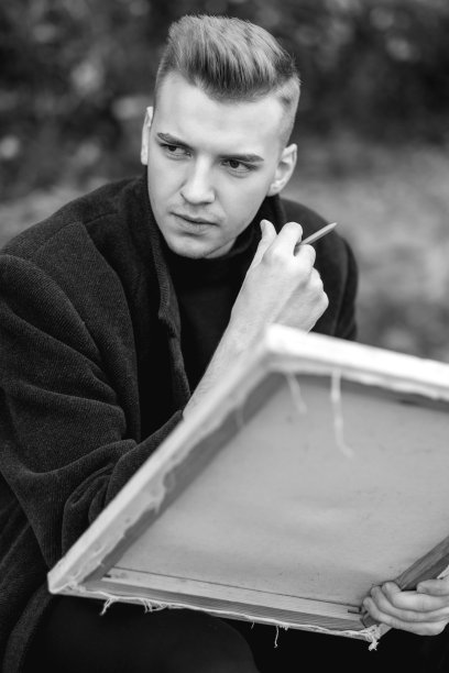 户外艺术家，年轻人在大自然中作画，穿着大衣的时尚模特，黑白照片，艺术肖像的男人图片下载