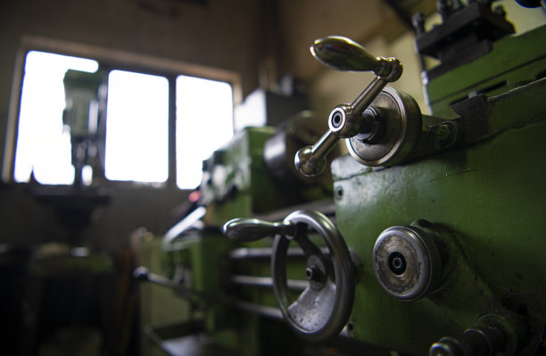 车间里的一台旧的金属加工机器。背景中有窗口。图片下载