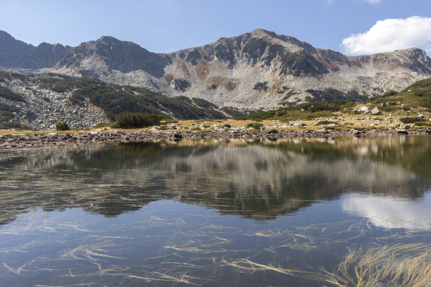 保加利亚皮林山蛙湖景观图片下载