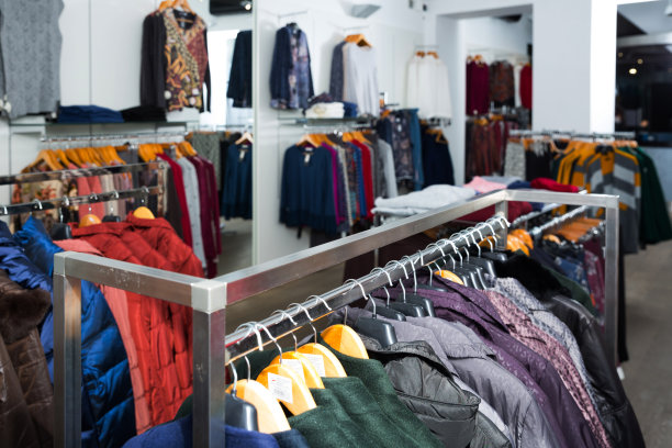 和各种外套一起站着图片下载