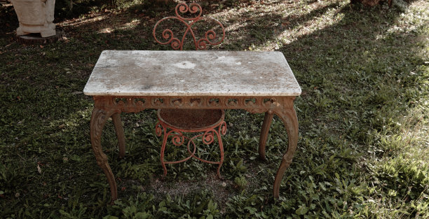 古老的大理石和锻铁花园桌子和椅子图片下载