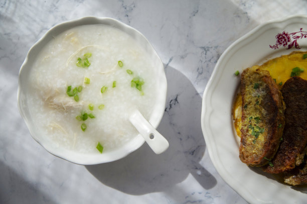自制健康早餐:鸡粥和鸡蛋炸面包片图片下载