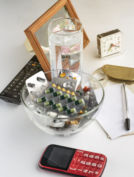 药丸，手机，照片，老年人的生活方式。图片下载