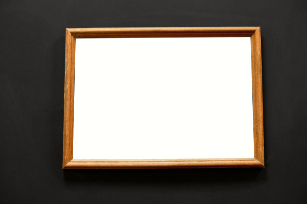 黑色的墙上挂着空白的相框图片下载