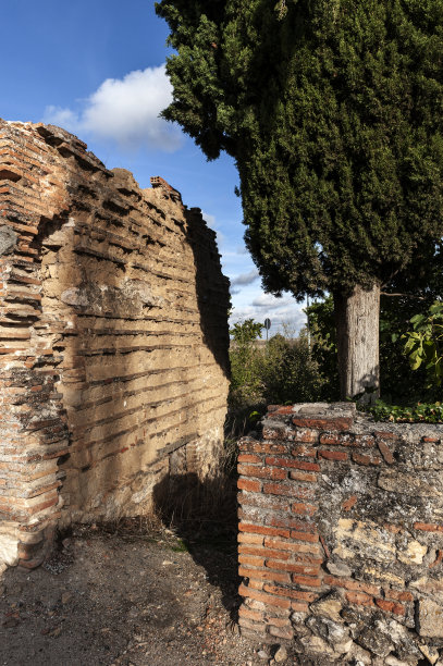 旧烤箱做粘土瓦，废弃。图片下载
