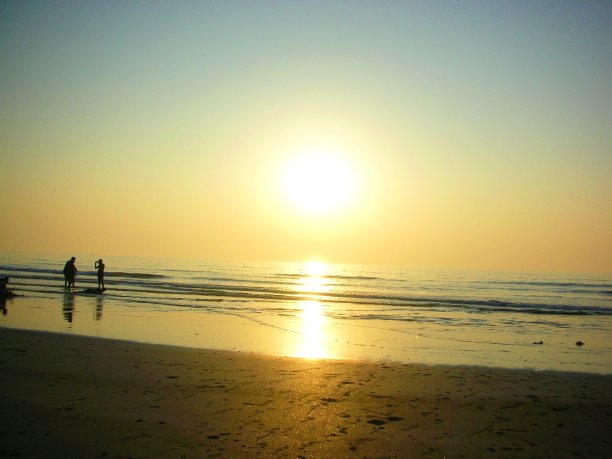 住在一个偏僻的海滩上图片下载