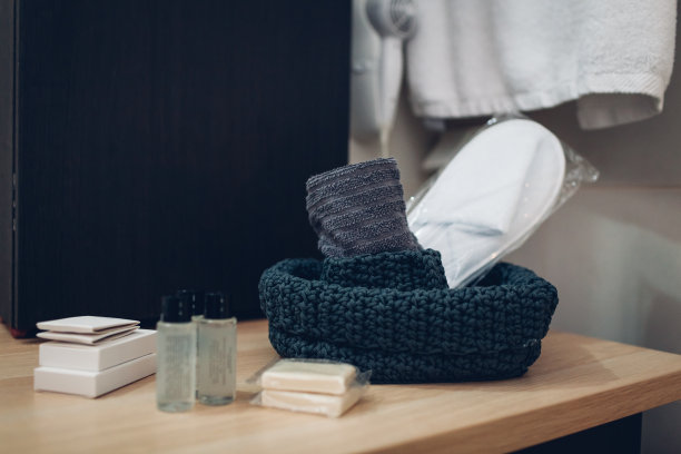 酒店浴室个人化妆品及产品。拖鞋，肥皂，毛巾，洗发水和沐浴露图片下载