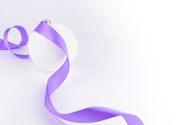 除夕舞会。圣诞装饰孤立在白色的背上图片下载