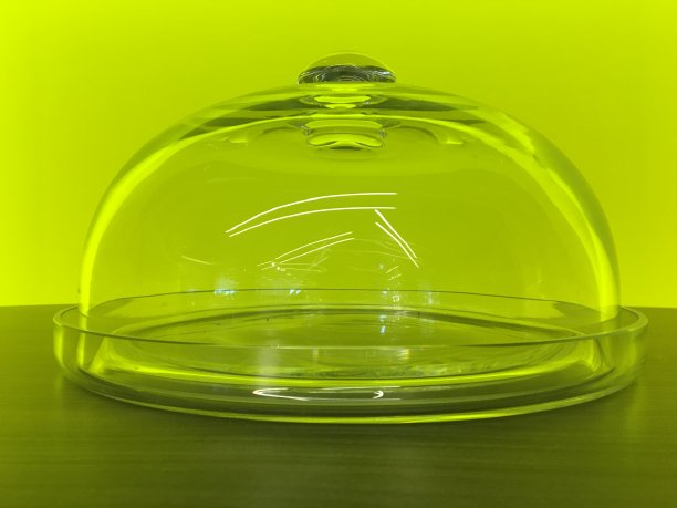 咖啡色桌上的玻璃灯笼图片下载