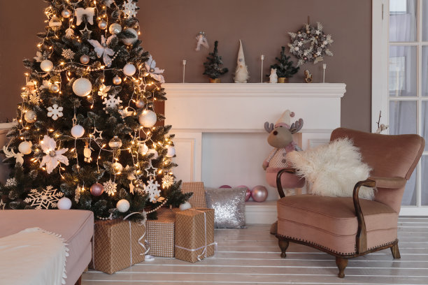冬天的家居装饰。圣诞树在阁楼内部。古老的古董家具图片下载