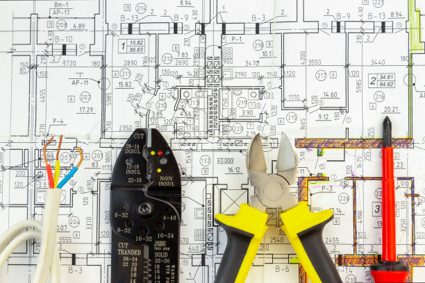 电工元件和工具排列在电气平面上的平面地层中图片下载