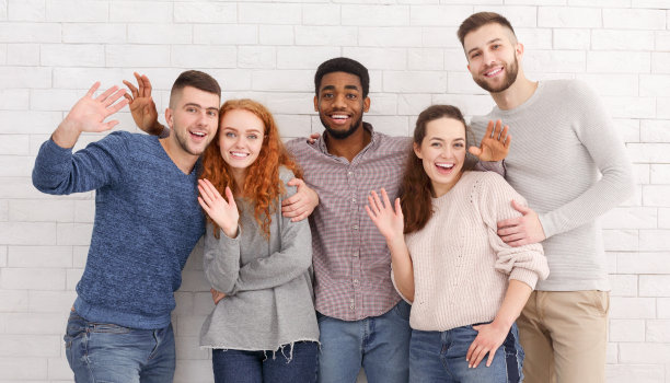 年轻的朋友们对着镜头挥手问好图片下载