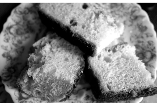 盘子上的蛋糕块，黑白模糊效果图片下载