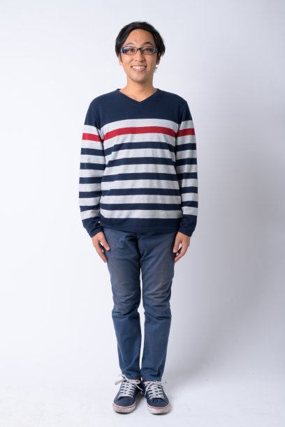 快乐的日本人微笑的全身照片图片下载